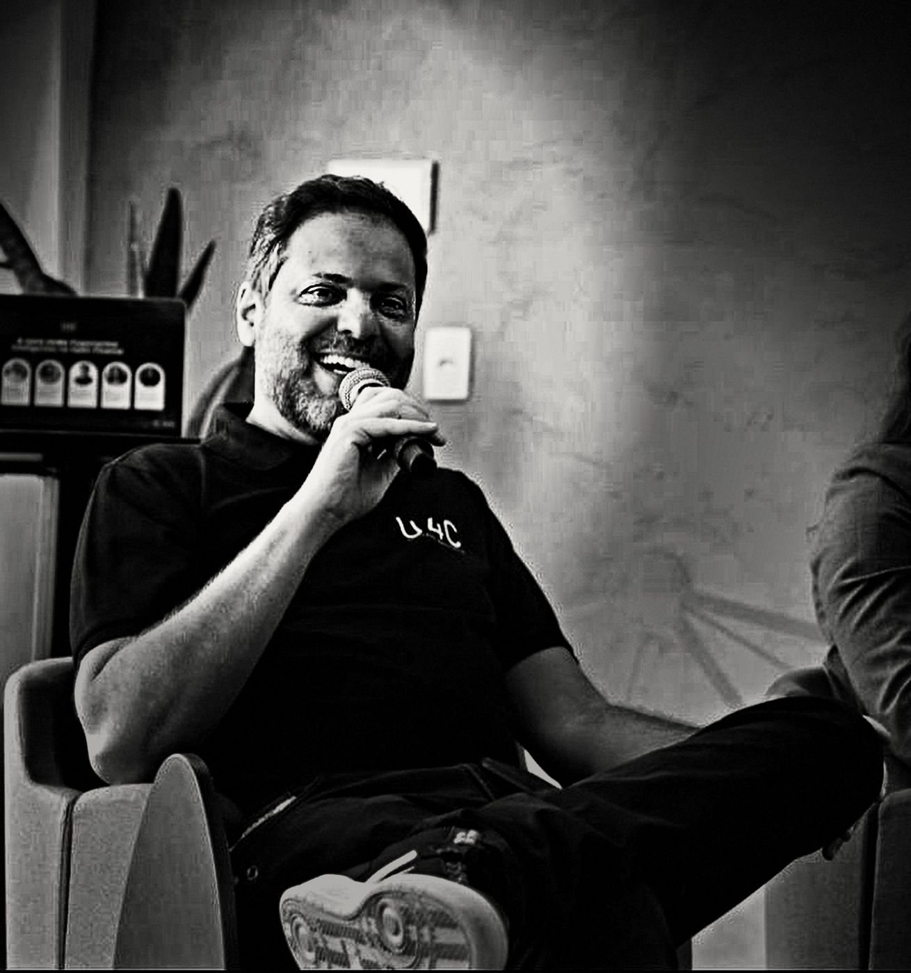 Túlio Iannini ao microfone, durante um painel